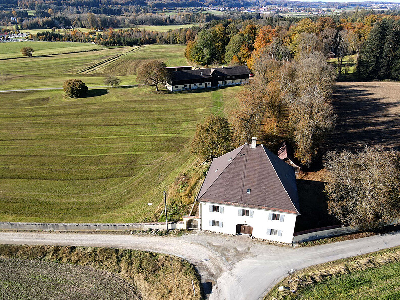 Luftbild Jagdhaus mit Nebengebäude und im Hintergrund Wohnhaus mit landwirtshaftlichen Nebengebäuden, 88326 Aulendorf, Tiergarten 1 und 2